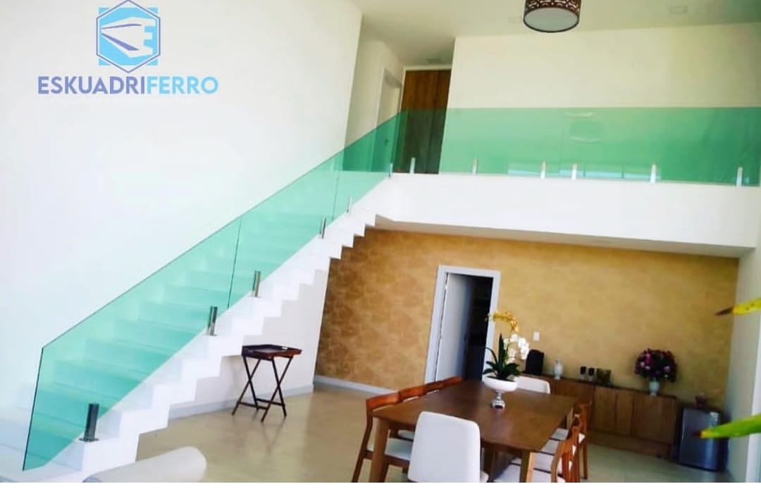 Guarda-corpo de vidro em escada moderna